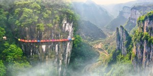 云端上的矮寨大桥，高空露营欣赏最美的“中国圆月亮”